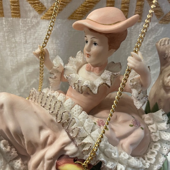 Vintage Porcelain Music Box. Lady Victorian dress. Fly me to the moon tune. - Picture 3 of 6